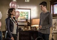 The Flash – Nora (Jessica Parker Kennedy, l.); Barry (Grant Gustin, r.)