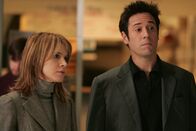 Numb3rs - Die Logik des Verbrechens – Nachdem Investment - Banker Trevor Riley erdrosselt aufgefunden wurde, machen sich Don (Rob Morrow, r.) und Terry (Sabrina Lloyd, l.) dran, den Mörder zu fassen ...
