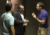 Hawaii Five-0 – Steve (Alex O'Loughlin, r.) und Chin (Daniel Dae Kim, l.) können es nicht fassen, dass Fryer (Tom Sizemore, M.) Kono zu einem Undercover-Einsatz überredet hat, um seinen Ex-Kollegen Delano zur Strecke bringen ...