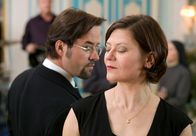 Tatort – Gut verstanden hat sich Prof. Boerne (Jan Josef Liefers) mit seiner Cousine Henriette Boerne (Astrid Meyerfeldt) nie. In dieser früh gelegten Feindschaft gipfelt jetzt die vermeintliche Konkurrenz um das Erbe ihres Onkels.