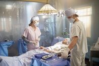 Dr. House – Cameron (Jennifer Morrison, l.) ist es nicht gelungen, den schwer kranken Nozick (Todd Louiso, lieg.) zu einem Klinikbesuch zu überreden. Sie und das Team (r. Jesse Spencer als Dr. Chase) beschließen, einen Eingriff vor Ort durchzuführen.
