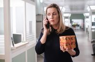 In aller Freundschaft – Sarah Marquardt (Alexa Maria Surholt) hat vergessen eine weihnachtliche Überraschung für die Kinderstation zu organisieren. Doch eine Weihnachtsagentur verspricht ihr schnelle Hilfe.