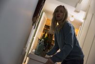 Shut In – Mary (Naomi Watts) entdeckt einen offenen Lüftungsschacht.