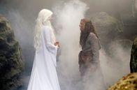 Der süße Brei – Jolanthe (Svenja Jung) spricht zur Nebelfrau (Stephanie Lexer).