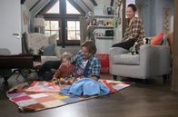 Rote Rosen – Ben (Hakim Michael Meziani, M.) und Tina (Katja Frenzel, r.) spielen mit Baby Louis .