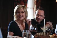 Blue Bloods - Crime Scene New York – Linda (Amy Carlson, l.) und Danny (Donnie Wahlberg, r.) sind ein glückliches Paar, auch wenn Danny, wie bei seinem aktuellen Fall, oft Grenzen überschreitet ...