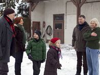 In aller Freundschaft – Noch ist die Stimmung gut: Dr. Roland Heilmann (Thomas Rühmann, rechts) besucht mit seiner Frau Pia (Hendrikje Fitz, 2. von links) und den Kindern Lisa (Ella Zirzow, 4.von links) und Jonas (Anthony Petrifke, 3.von links) über Ostern seine Schwester Klara Heilmann (Karin Düwel) und ihren Lebensgefährten Lutz Körner (Veit Stübner).