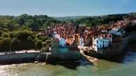mareTV – Steile Klippen und malerische Dörfer – das Örtchen Robin Hoods Bay war im 18. Jahrhundert eine Hochburg für Schmuggler und Strandpiraten.