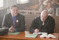 Danni Lowinski – Bei einem neuen Fall, nimmt es Danni mit dem Oberbürgermeister von Köln, Herrn Schade (Veit Stübner, l.) und seinem Anwalt (Conrad Geier, r.) auf ...