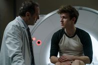 Doktor Ballouz – Doktor Ballouz (Merab Ninidze, l.) versucht, Lukas (Lennart Betzgen, r.) Mut zuzusprechen, doch für diesen scheint alles verloren zu sein.