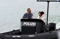WaPo Bodensee – Michael Jungbluth (Florian Schmidtke, l.) hat das WaPo- Boot gekapert, weil er seiner Geliebten Zola Burchardt (Sithembile Menck, r.) helfen will. Diese steht unter dem Verdacht ihren Mann ermordet zu haben.