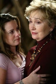 Charmed - Zauberhafte Hexen – Machen sich Sorgen: Penny 'Grams' Halliwell (Jennifer Rhodes, r.) und Piper (Holly Marie Combs, l.) ...