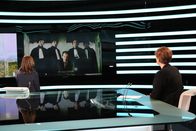Unit 42 – Die Nachrichtensendung zeigt das ins Netz gestellte Video des entführten Louis de Nantier (Lucas Van den Eynde) und den Tätern.