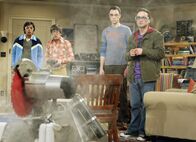 The Big Bang Theory – Der Killer-Roboter, den Leonard (Johnny Galecki, r.), Sheldon (Jim Parsons, 2.v.r.), Rajesh (Kunal Nayyar, l.) und Howard (Simon Helberg, 2.v.l.) gebaut haben, funktioniert nicht so wie erwünscht ...