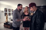 Blockbustaz – In der Villa von Rapper Gorilla: Gorilla (Sido, l.) und seine Freundin Mary (Livia Matthes, M.) wollen, dass Sol (Eko Fresh, r.) Mary schwängert.