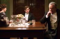 Ein Inspektor kommt – v.l.n.r.: Sybil Birling (Miranda RichardsonI), Eric Birling (Finn Cole), Arthur Birling (Ken Stott)