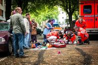 Notruf Hafenkante – Dr. Haase (Fabian Harloff, 3.v.r.) und seine Kollegen kümmern sich um die achtjährige Carina, die von einem Wagen angefahren und schwer verletzt wurde. Carinas Mutter Birgit (Liane Forestieri, m.) bangt um ihre Tochter.
