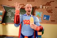 1000 Tricks – Zaubertricks mit Orangensaft: Magic Max bringt seine Zuschauer zum Staunen.