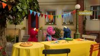Sesamstraße – Elmo (l.) und Abby (m.) haben einen Kuchen gebacken, den Krümel (r.) ziemlich lecker findet.