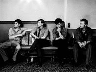 Control – Noch träumt die Band "Joy Division" vom großen Durchbruch - bald kündigt er sich an. Von links: Sänger Ian Curtis (Sam Riley), Gitarrist Bernard Sumner (James Anthony Pearson), Schlagzeuger Steve Morris (Harry Treadaway) und Bassist Peter "Hooky" Hook (Joe Anderson).
