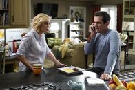 Modern Family – Claire (Julie Bowen, l.); Phil (Ty Burrell, r.)