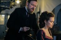 Charité – MDR FERNSEHEN CHARITÉ STAFFEL I, FOLGEN 4 BIS 6, "4: Wundermittel", am Samstag (01.03.25) ab 22:40 Uhr. Ab 22.02.2025, 22.40 Uhr in der ARD-Mediathek. Robert Koch (Justus von Dohnányi, l.) erprobt sein neuartiges Tuberkulose-Heilmittel auch an seiner Geliebten Hedwig (Emilia Schüle) - er spritzt ihr Tuberkulin.