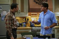 Two and a Half Men – Alans (Jon Cryer, l.) Auto ist in der Werkstatt. Charlie (Charlie Sheen, r.) muss ihn zur Arbeit fahren und verliebt sich auf Anhieb in Alans attraktive Vorzimmerdame Melissa ...