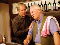 Der Winzerkönig – (v.li.): Harald Krassnitzer (Thomas Stickler), Wolfgang Hübsch (Gottfried Schnell).