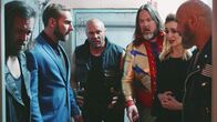 The Manson Brothers Midnight Zombie Massacre – v.li.: Stone Manson (Chris Margetis), Carson Murdock (David B. Meadows), Thump Hanson (Randy Couture), Marvelous (Jayden Lund), Lucy (Shannon Victoria Murray), Skull Manson (Mike Carey)