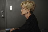 American Horror Story – Constance (Jessica Lange) muss sich den Fragen der Detectives auf dem Revier stellen ...