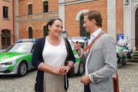Die Rosenheim-Cops – Controller Andi Lorenz (Benedikt Blaskovic, r.) möchte wissen, wie Marianne Grasegger (Ursula Maria Burkhart, l.) in den aktuellen Fall verwickelt ist.