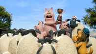 Shaun das Schaf – Shaun, das Schaf - Das Pokalschwein - Auf der Bauernmesse gewinnt der Nachbar des Farmers alle Preise. Schlecht gelaunt fährt der Farmer nach Hause. Noch nicht einmal sein Schwein hat einen Preis bekommen. Oder doch? Die Hoftiere staunen nicht schlecht, als das Schwein plötzlich einen Pokal hervorzieht. Jubel bricht aus und das Pokalschwein lässt sich ausgiebig feiern. Doch ein Zeitungsartikel lässt Shaun misstrauisch werden. Foto: ORF/AARDMAN. Veröffentlichung honorarfrei nur für redaktionelle Berichterstattung in Sendungszusammenhang und mit Copyrightangabe. Kontakt: foto@orf.at