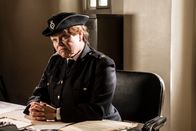 Father Brown – Frances Whittaker (Vicky Entwistle) ist überzeugt von Katherines Schuld. Ihrer Meinung nach kann man der sogenannten "schwarzen Witwe" nicht über den Weg trauen.