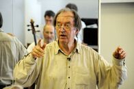 Meisterstücke – Nikolaus Harnoncourt bei Orchesterprobem in Wien.