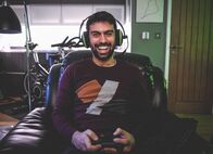 Dead Pixels – Arbeitskollege Russell (David Mumeni) darf auch mitspielen und geht mit seiner Albernheit bald allen auf die Nerven.
