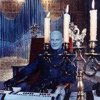 Fantomas – Fantomas (Jean Marais), der Superschurke mit den tausend Gesichtern, thront in seinen unterirdischen Gewölben.