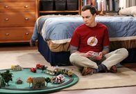 The Big Bang Theory – Leonard und Amy müssen Sheldon (Jim Parsons) über die Schmach hinwegtrösten, dass herausgefunden wurde, dass seine wissenschaftliche Entdeckung nur Zufall war ...