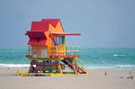 "Stadt Land Kunst"-Inspirationen – In den Straßen von Miami leuchten die Farben von den Wänden der Art-déco-Bauwerke. An den Stränden präsentieren sich freizügige Körper, karibische Akzente mischen sich mit lateinamerikanischen.