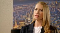 Rote Rosen – Amelie (Lara-Isabelle Rentinck) kann nicht fassen, dass Jorik länger in Lüneburg bleiben will.