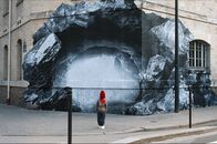An Urban Allegory – Jay (Naïm El Kaldaoui) entdeckt, dass er sich – wie in Platons Gleichnis – in einer Höhle befindet.