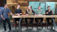 Wettkampf der Waffenschmiede – Doug Marcaida (r.), J. Neilson (2.v.r.) und David Baker (Mi.) und Wil Willis (l.) ...