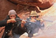 Geronimo - Eine Legende – Apachen-Häuptling Geronimo (Wes Studi, links) wird von Lt. Charles Gatewood (Jason Patric) in seinem Kampf für Gerechtigkeit unterstützt.