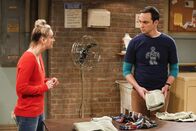 The Big Bang Theory – Stellt Penny (Kaley Cuoco, l.) Sheldon (Jim Parsons, r.) wegen seiner Besessenheit, ein perfektes Hochzeitsdatum zu finden, zur Rede?