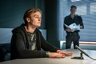 SOKO Leipzig – Jan Maybach (Marco Girnth, r.) versucht bei der Vernehmung von Florian Stadlhuber (Niklas Herbert Wetzel, l.) herauszufinden, ob er den Säureanschlag auf die junge Startup-Unternehmerin verübt hat oder nur ein gewöhnlicher Fahrraddieb ist.