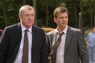 Inspector Barnaby – DCI Tom Barnaby (John Nettles, l.) und DS Ben Jones (Jason Hughes, r.).