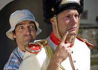Sechserpack – Andere Länder, andere Sitten: Ein Tourist (Thomas M. Held, l.) trifft auf einen Soldaten (Hanno Friedrich, r.) ...
