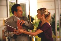 Monk – Natalie (Traylor Howard) versucht Monk (Tony Shalhoub) zu beruhigen, der nicht akzeptieren will, dass sein geliebter Psychiater nach seiner Verwicklung in einem Mordfall in Ruhestand gehen will.