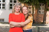Rote Rosen – Neu im Hauptcast: Katrin Zeese (Nicole Ernst, l.) mit ihrer Tochter Mia Zeese (Leonie Beuthner, r.)