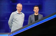 Gefragt - Gejagt – Moderator Alexander Bommes (r.) mit dem Kandidaten Joachim Wolter (l.).