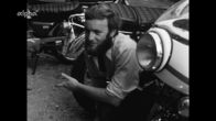 Der Motorradladen – Im Hof von â€žMotorrad Spaettâ€œ in MÃ¼nchen 1971: ein Motorradfan erklÃ¤rt, warum der das Motorradfahren so liebt.